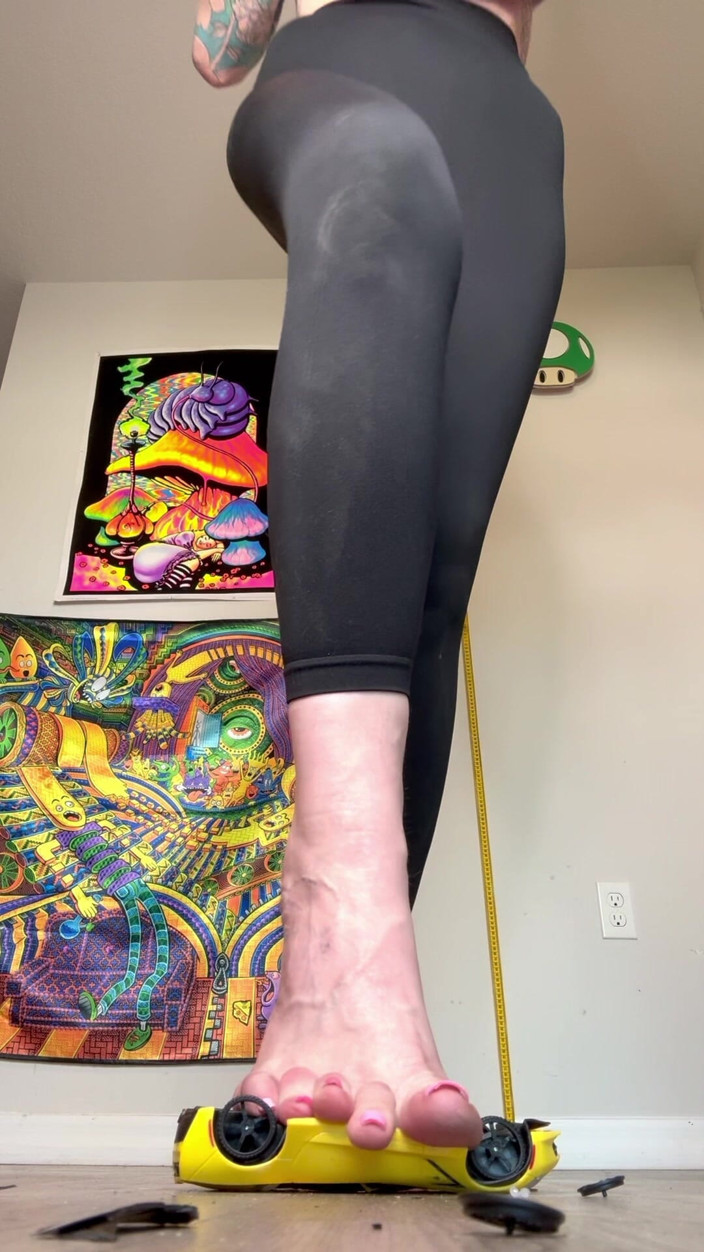 Peppermint Giantess: Smashing a Model Car with My Size 16 Feet