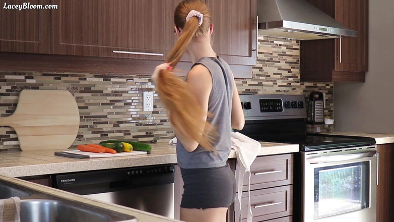 Lacey Bloom: Éjaculation avec des légumes 13:14