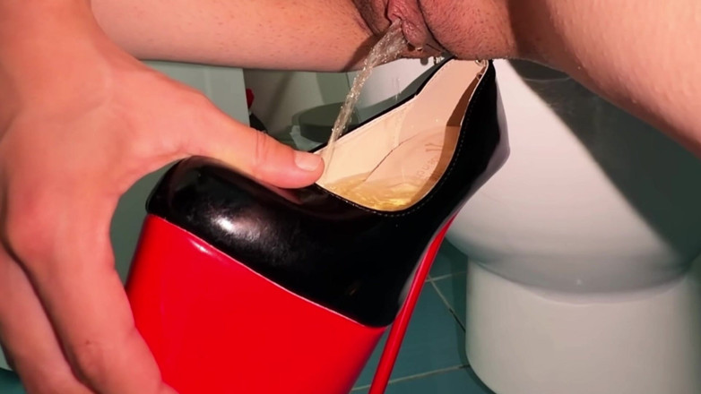 Bellaxxxx: Stepmother Pee in Her Heels and Fill High Heels with...