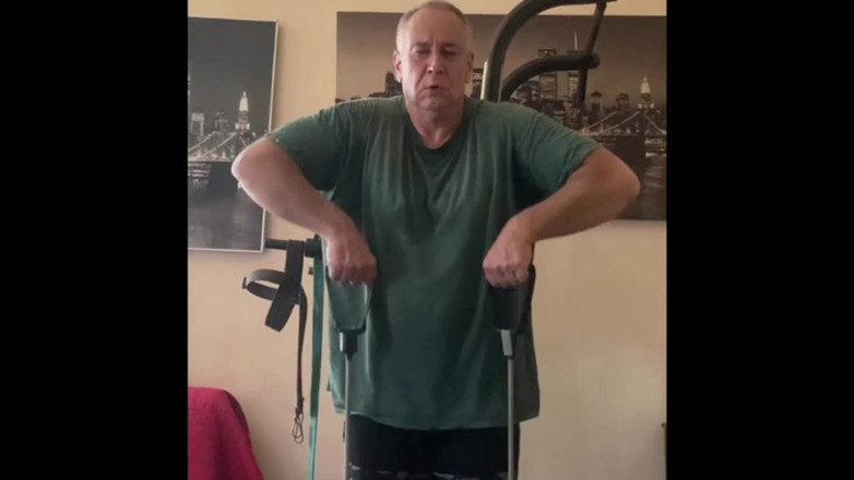 Alex Art: Güçlü adam antrenmandan sonra mastürbasyon yapıyor