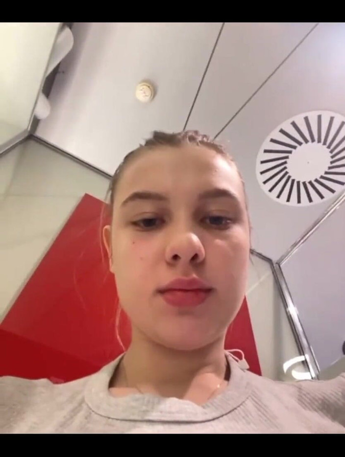 JuiceLussie: Masturbar-se na sala de montagem. Trocar de roupa e mostrar...