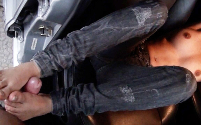 Footjob life style: Jeans e sega con i piedi in La Mia Auto!