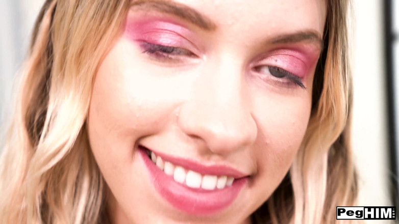 PEGHIM: Khloe Kapri strip tease