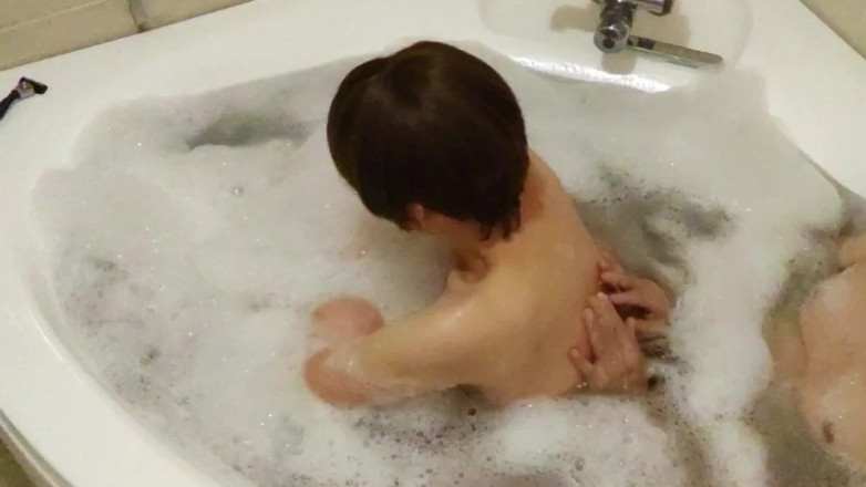 akeieroi: Флірт у ванні з партнером по роману