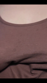 Tシャツ越しに私の大きな自然なおっぱいに触れます