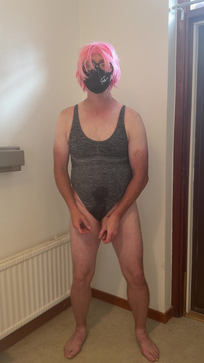 Julia Trans: ピンクの髪の娼婦は自慰行為をし、射精し、お漏らししている