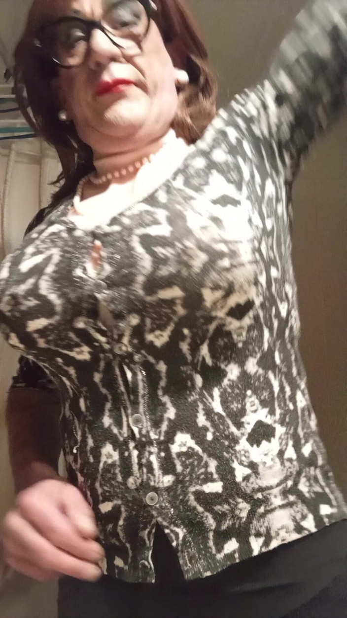 Yusti: Îmbrăcămintea în fața oglinzii