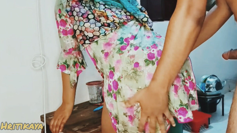 Hritikabby: प्यारी लड़की ने स्तन दिखाए और उंगली करते हुए वायरल वीडियो दिखाया