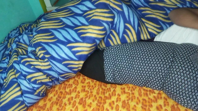 Manjushukla: Une petite fille veut baiser avec son copain.