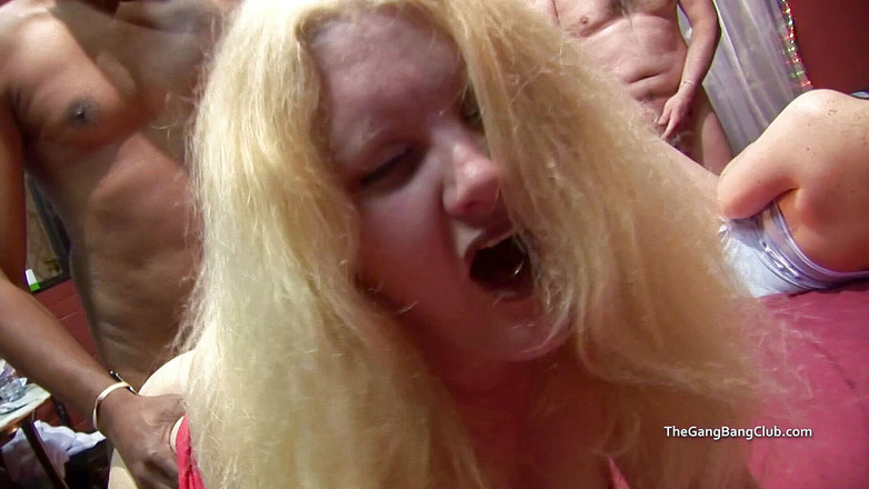 The Gangbang Club: Жирна бліда блондинка приєднується до групового траха