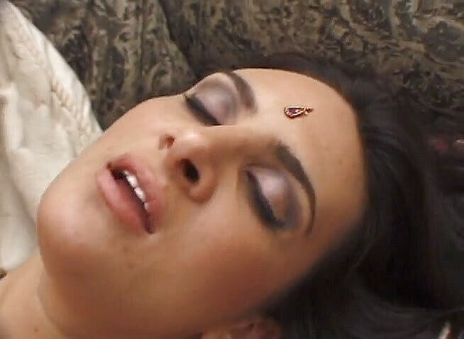 Indian Heat: Napalona indyjska dziwka ostro uderzyła w casting