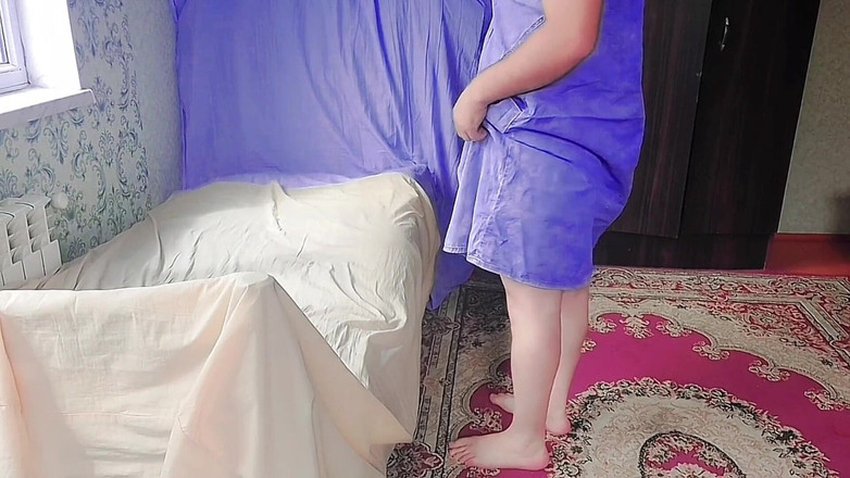 Kitty_Cross: Rozkošná Sissy Pózuje s obřím lízátkem v posteli