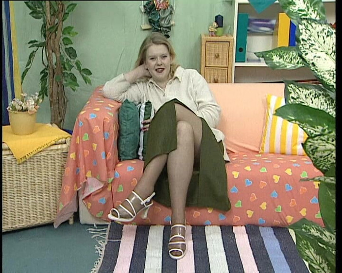 YOUR FIRST PORN: Mollige Julia Wichst Sich Zweimal Gluecklich - 통통한 Julia 행복하게 두 번 따먹기