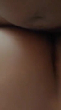 Dia menggunakan pelumas di memek tebal dan analnya, aku sangat menikmatinya