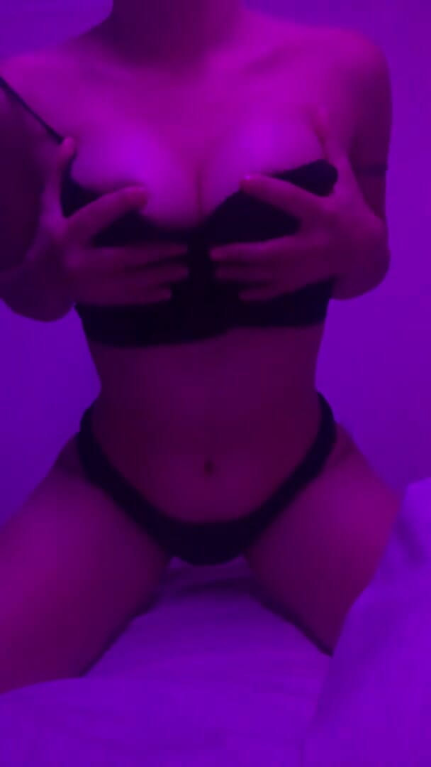 Anjelika Grey: Hot girl shows body