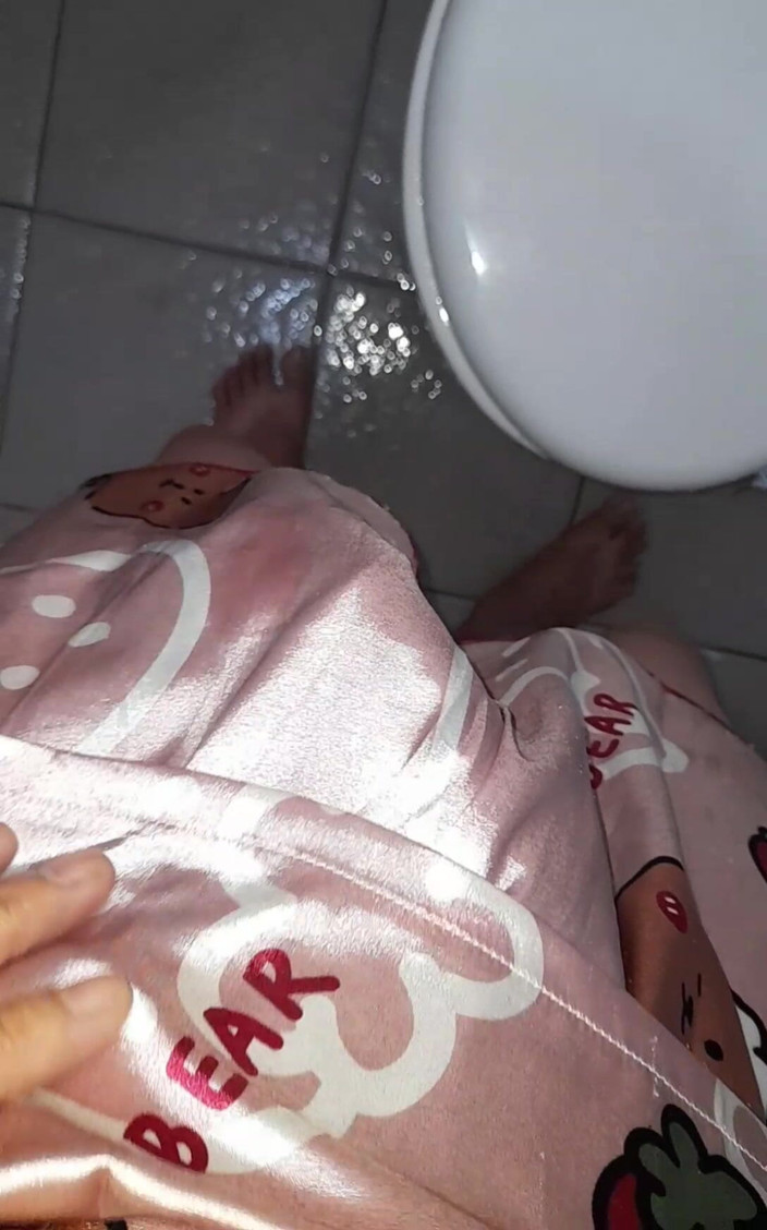 Naomisinka: Awek yang memakai satin Pajamas melancap dengan seluar pendek