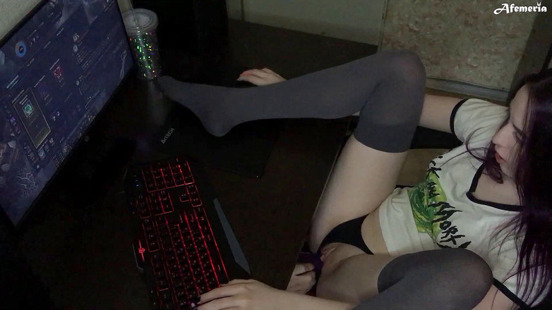 Afemeria: 当最喜欢的游戏女孩玩男人操她的大成人玩具，让可爱达到高潮