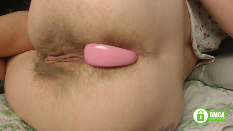 Risky Hairy Couple: Kıllı göt deliğini derinden pembe anal boncuklar
