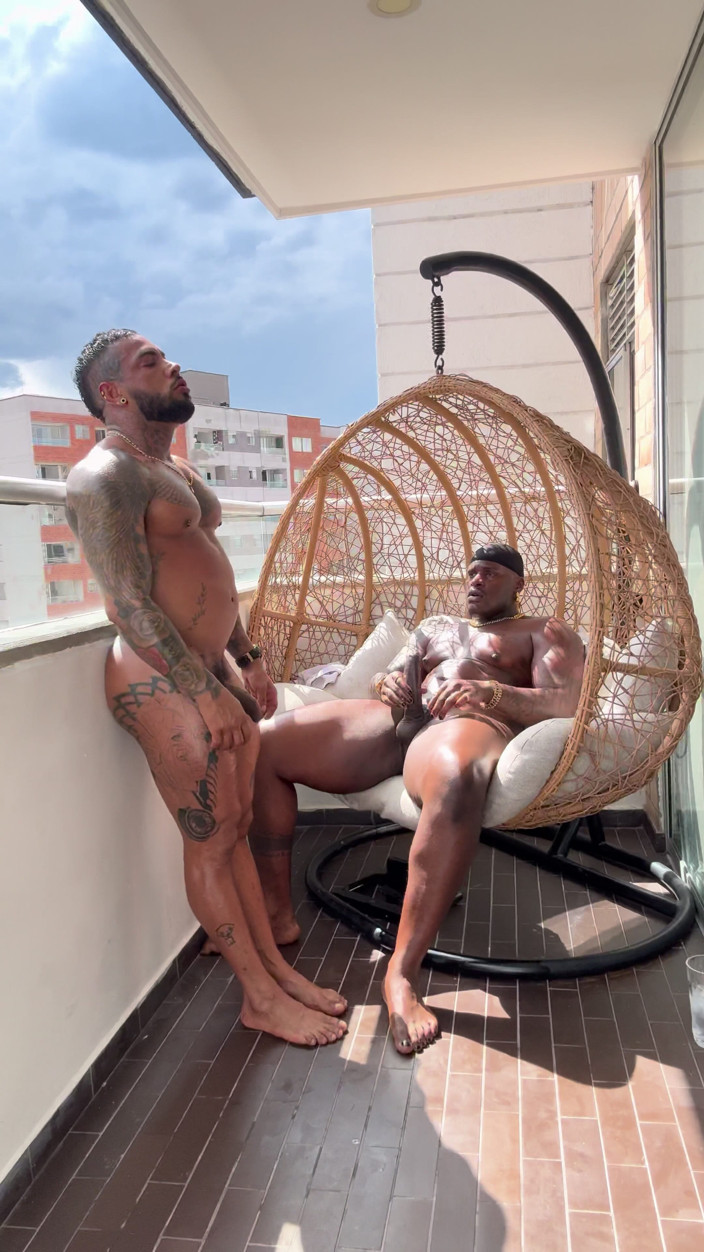 DADDYBLACKXXX: Columbian Body Builder Flip futându-se cu o pulă mare și neagră...