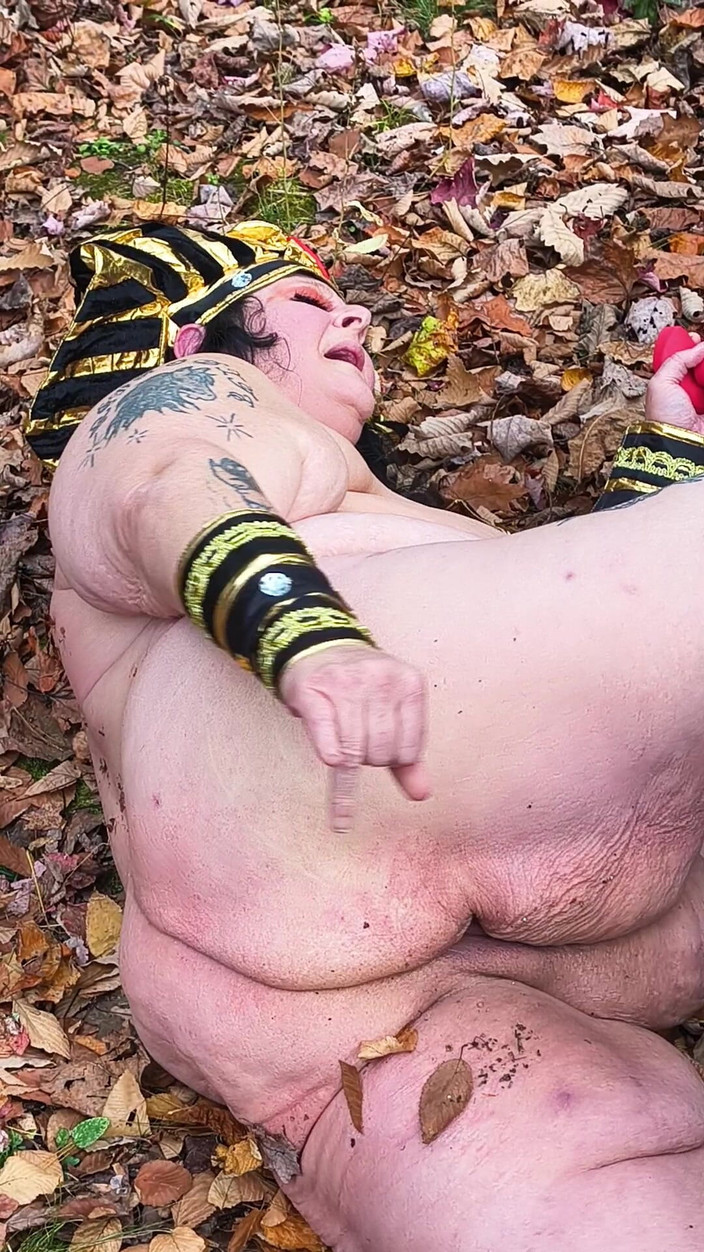 HerculesnVENUS: Outside Finger Banging in the Leaves She's Stanking