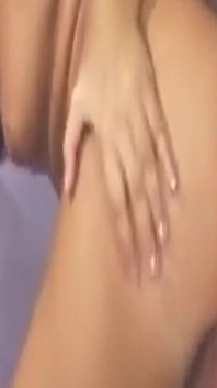 Cewek sange ini lagi asik dijilat dan di-fingering sampai lubangnya menganga lebar