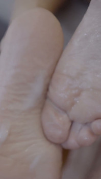MILF blonde kerincing memerahnya dengan kaki berminyak