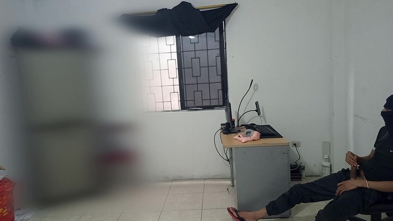 NEGRITA SEXY: 義理の妹が私の部屋を掃除してから出て行き、私は彼女のことを空想しながら自慰をしました