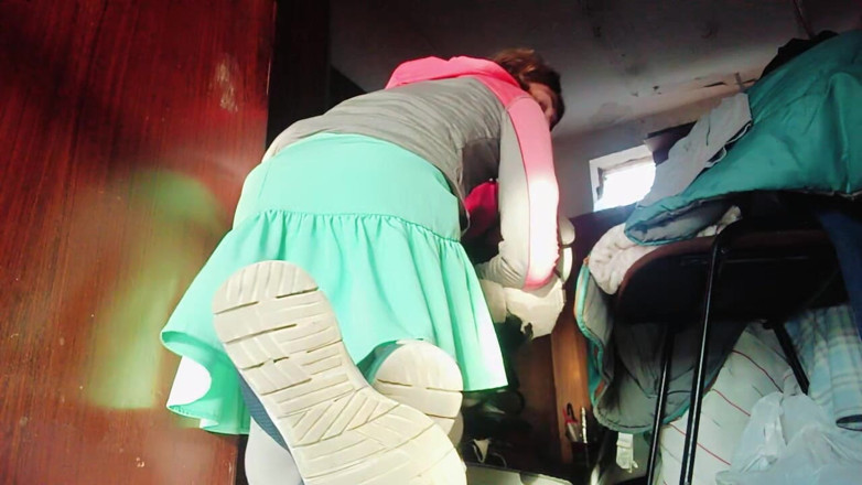 Culopeke: Giovane travestito con una gonna, il ragazzo è molto carino.