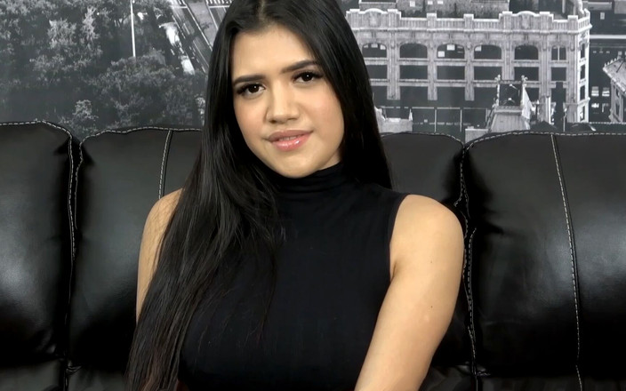 XXX Job Interviews: Piccola si candida per l'assistente viene forata e sborrata dentro