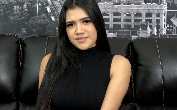XXX Job Interviews: Drobna loszka ubiega się o asystenta zostaje wywiercona i zalana