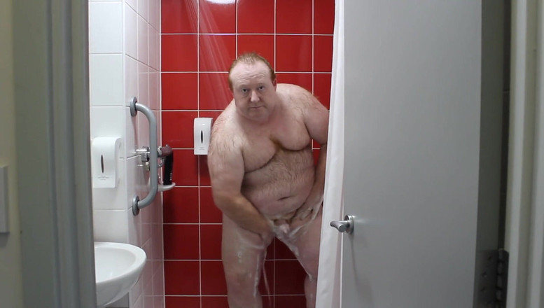 brummieboi89: Táta medvěd se sprchuje v hotelu