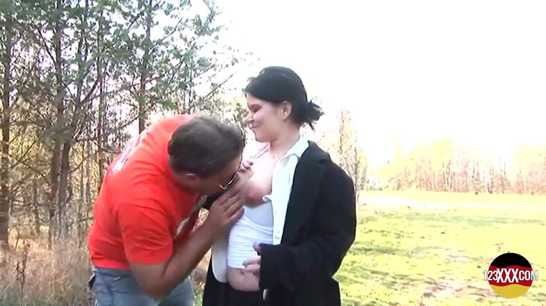 123XXX - Fucked Amateurs in Germany!: 诱人的黑发女郎在公园里性交