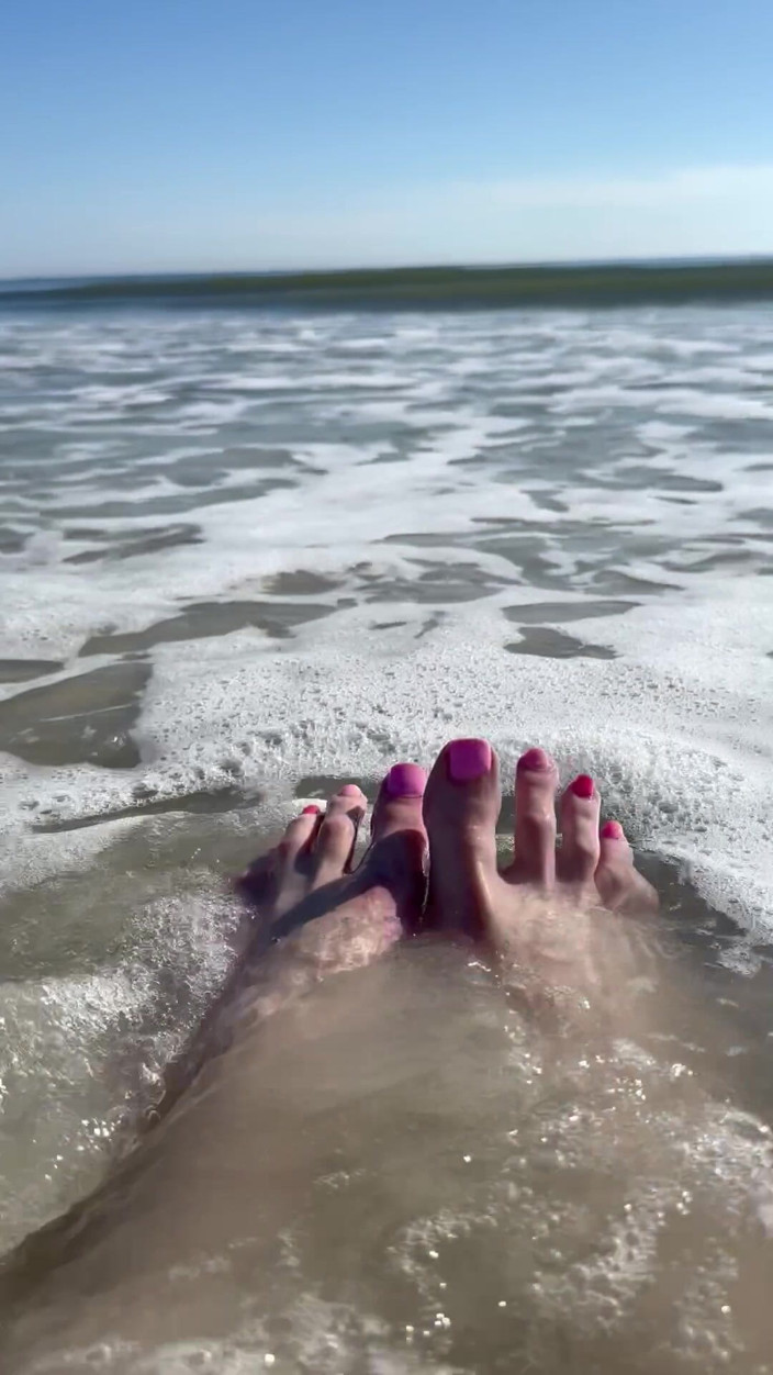 Peppermint Giantess: Wellen crashen auf Größe 16, füße und beine