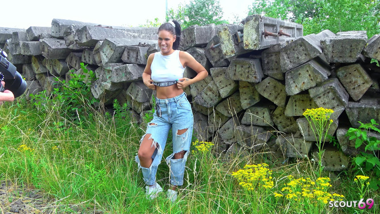 Scout69: Fitte Duitse latina Christy Ley misleid tot risicovolle neukpartij buitenshuis...