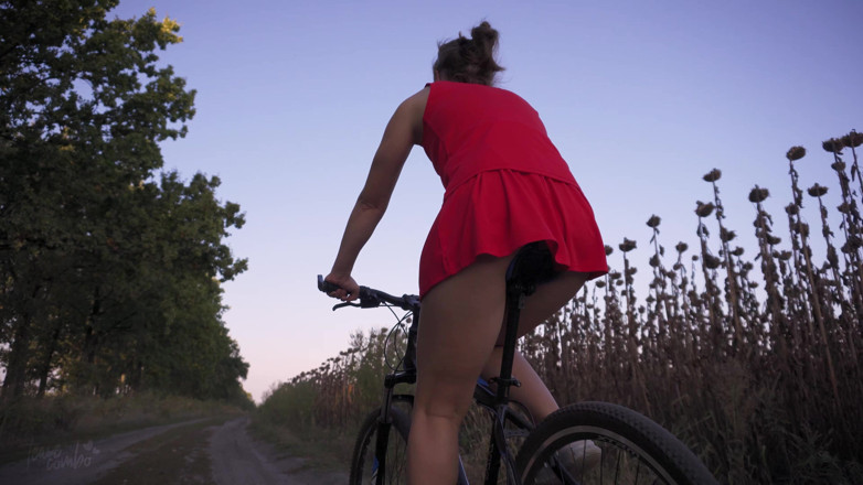 Teasecombo 4K: Plimbare sexy cu bicicleta sub fustă închinare cu curul