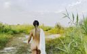 Sweet Buttocks: Marcher nue dans la nature