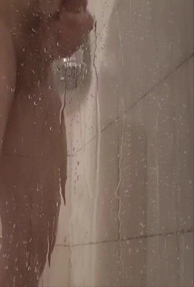 Simple: Masturbare la duș 1