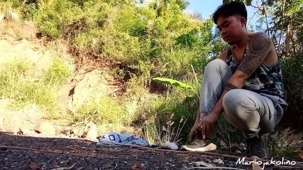 Mariojakolino: Ik masturbeer buiten, weg van huis, met mijn zaklamp dat...