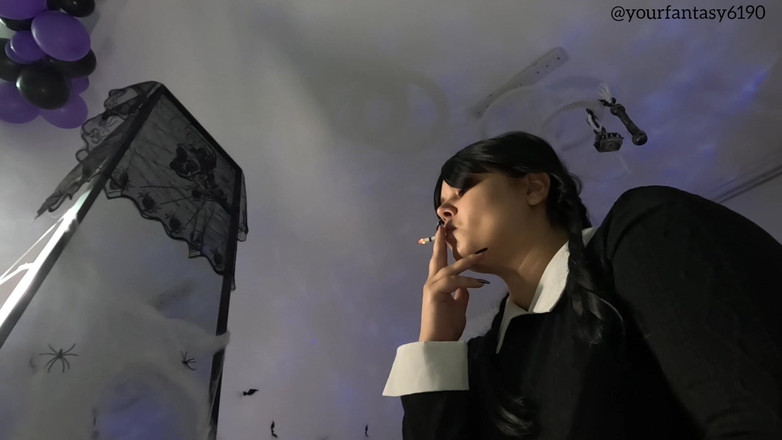 Your fantasy studio: Wednsday Kouření cigarety zblízka