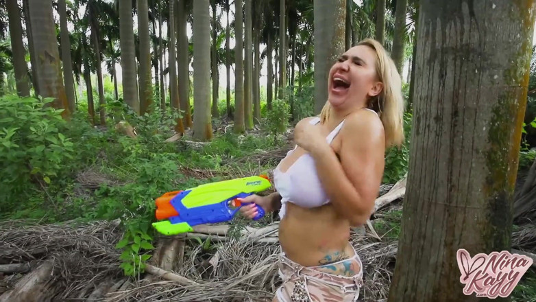 Nina Kayy: Nina Kayy, orgie de léchage de chatte lesbien toute fille !