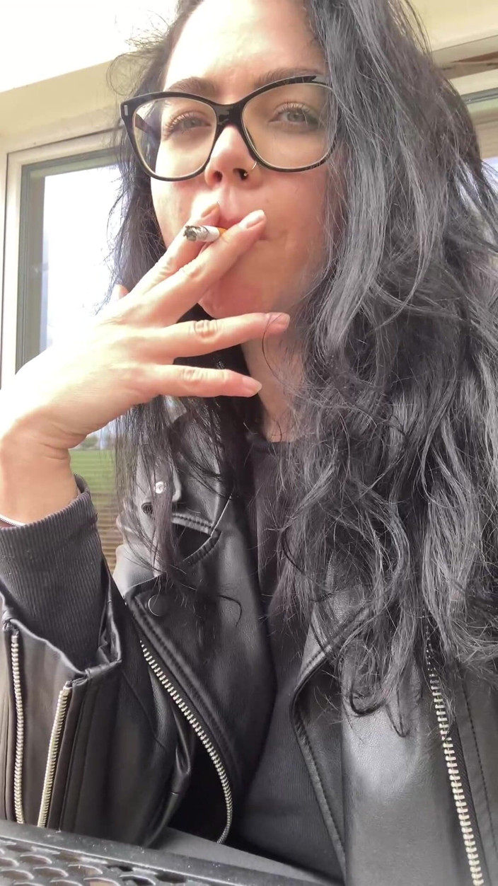 Shione Cooper: When Is Pause... I Go to Smoking:)
