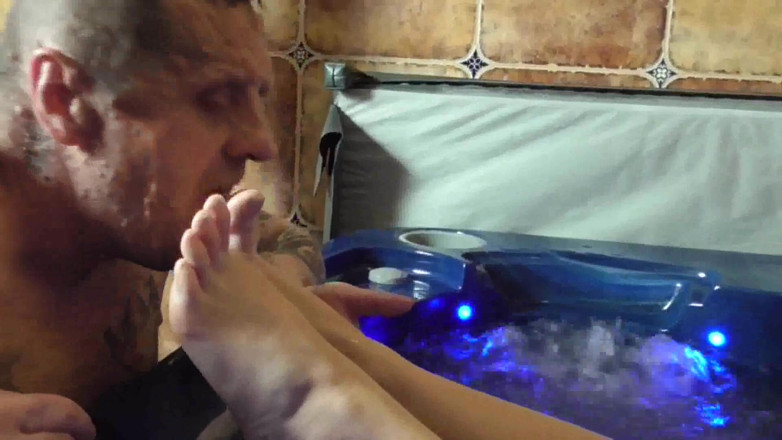 Foot Girls: Foot worship in the hot tub