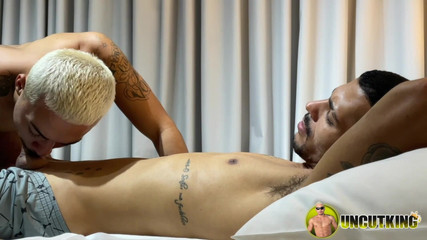 UncutKing: Grande Cazzo Pompino Teen Prende Un Enorme Cazzo Senza Preservativo...