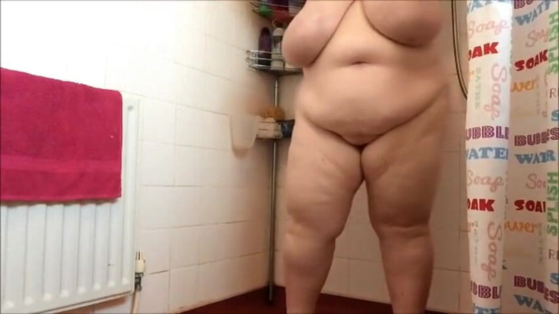 NikNak_BBW: Gordas peitudas tomam banho