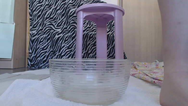 RavenBigAss: Foot bath with my hot pee