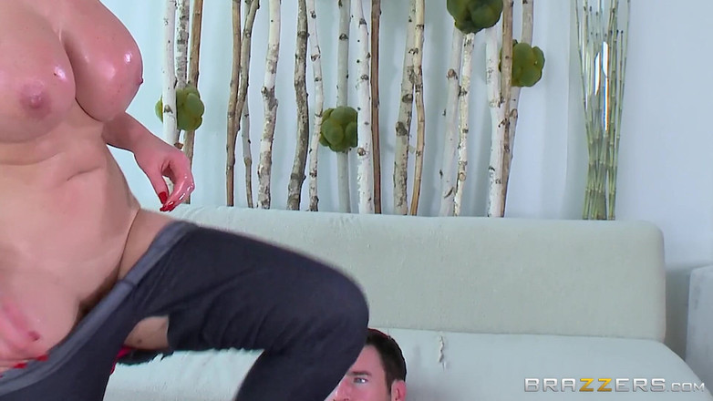 BRAZZERS: Brazzers - Charles Dera est déterminée à fourrer sa bite au fond...