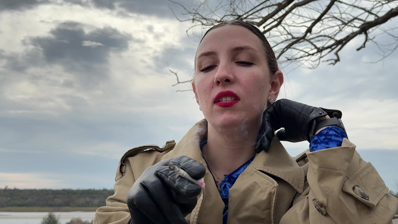 Hottie goddess: Seduzione con sputa di fumo