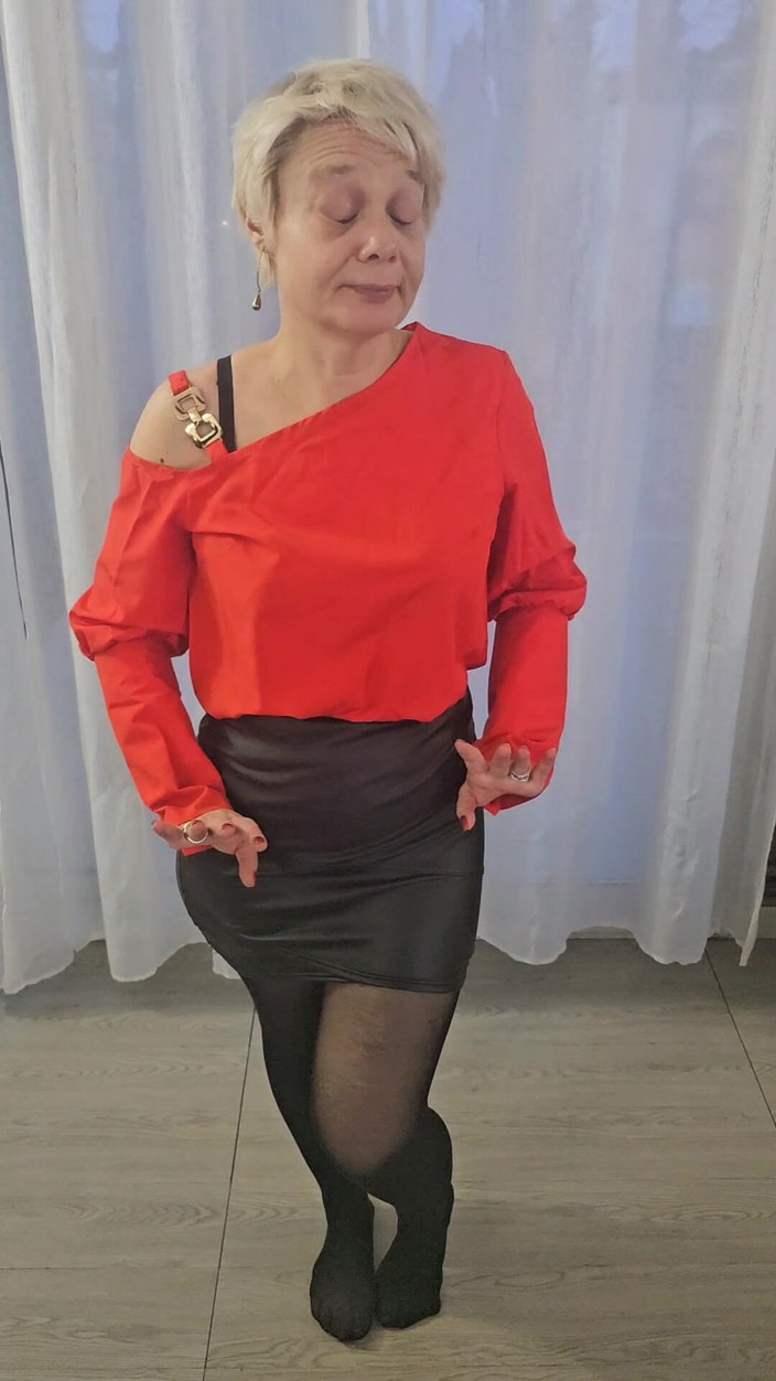 Sofy13: I Take off My Leather Skirt and Pantyhose to Show...