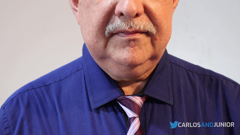 Carlos And Junior: Táta Carlos masturbuje, dokud se nevystříká a pak chčije