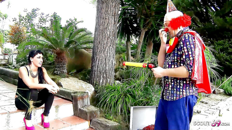 Full porn collection: 小丑用他的大鸡巴安慰性感苗条的suhaila Hard